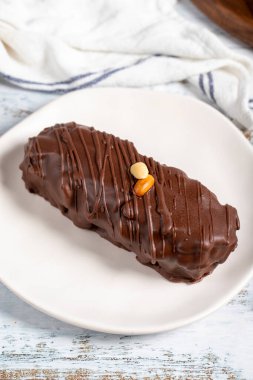 Çikolatalı ve fıstıklı kek. Taze karamelli fıstık keki tabakta