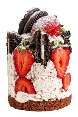 Çilekli kek. Beyaz arka planda izole edilmiş kremalı ve çilekli taze pasta. Kapat.