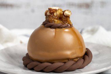 Karamelli kek. Ahşap arka planda lezzetli porsiyon pasta. Pastane ürünleri. Kapat.