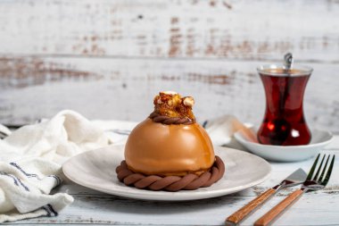 Karamelli kek. Ahşap arka planda lezzetli porsiyon pasta. pastane ürünleri