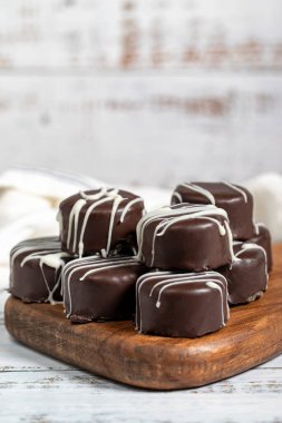 Çikolatalı kurabiye. İçi hindistan cevizli, dışı çikolatalı ve ahşap kaplamalı lezzetli kurabiyeler. pastane ürünleri