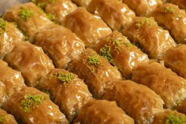 Fıstıklı baklava. Türk mutfağı lezzetleri. Yerel adı Fistikli Baklava. Yakın plan.