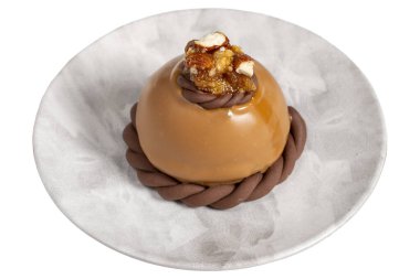 Karamelli kek. Beyaz arka planda izole edilmiş lezzetli porsiyon pasta. pastane ürünleri