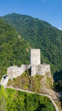 Zil Kalesi. Türkiye 'nin Rize kentindeki tarihi şato. Firtina Vadisi 'ndeki ortaçağ kalesi. hava görünümü