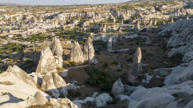 Aşıklar Vadisi peri bacaları. Kapadokya 'daki peri bacaları. Hava görüntüsü. Türkiye turizm merkezleri