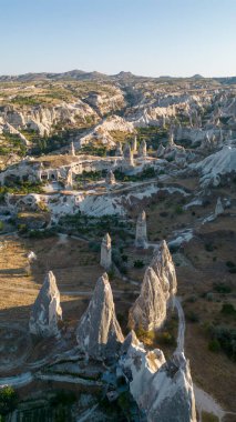 Aşıklar Vadisi peri bacaları. Kapadokya 'daki peri bacaları. Hava görüntüsü. Türkiye turizm merkezleri
