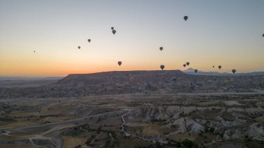 Sıcak hava balonları. Kapadokya 'da bacaların üzerinde uçan sıcak hava balonları. Hava görüntüsü. Türkiye turizm merkezleri