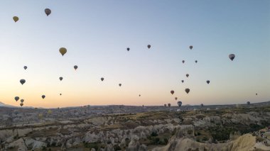Sıcak hava balonları. Kapadokya 'da güneş doğarken bacaların üzerinde uçan sıcak hava balonları. Hava görüntüsü. Türkiye turizm merkezleri