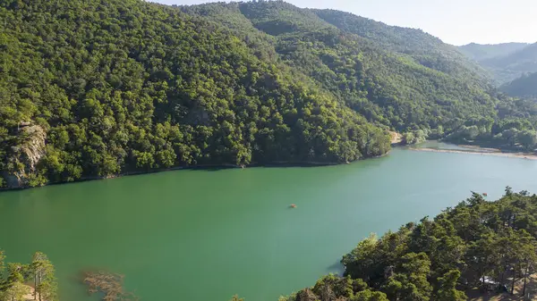 Boraboy Gölü. Doğal olarak ağaçlarla kaplı dağlar arasında oluşmuş bir göl. Boraboy Gölü, Amasya Türkiye 'de yer almaktadır. Hindi turizmi. hava görünümü