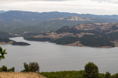 Baraj gölü. Samsun 'daki Altinkaya baraj gölü. Kzlrmak nehrinde yer alan bu göl, Vezirkpr kanyonuyla ünlüdür..