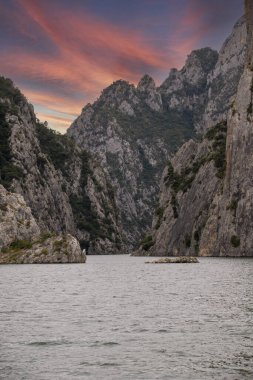 Vezirkopru Kanyonu. Kizilrmak nehrinde bulunan turistik kanyon. Sahinkaya Kanyonu olarak da bilinir.