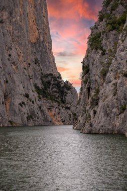 Vezirkopru Kanyonu. Kizilrmak nehrinde bulunan turistik kanyon. Sahinkaya Kanyonu olarak da bilinir.