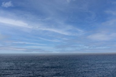 Mavi deniz ve gökyüzü bulutları. Deniz yolculuğu. hava görünümü