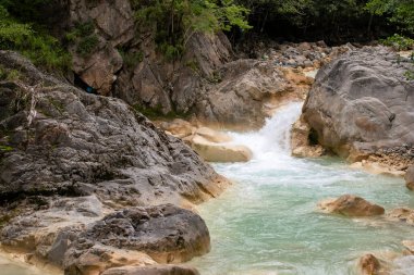 Giresun 'daki mavi göl. Nehir soda suyu nedeniyle mavi akar. Kuzalan doğa parkı. Kuzalan şelalesinin yakınında yer alır. yerel adı mavi göl