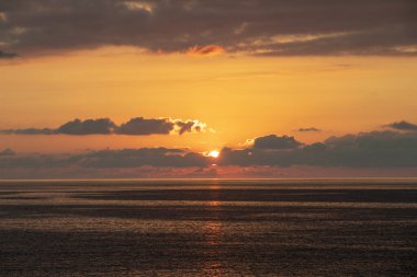 Karadeniz üzerinde dramatik Renkli Günbatımı Gökyüzü. Bulutlu Doğa Arkaplanı