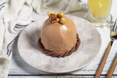 Çikolatalı pasta. Beyaz arka planda leziz kremalı pasta.