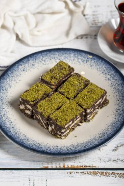 Beyaz arka planda fıstıklı ve bisküvili kurabiye. Nefis kakaolu kurabiyeler.