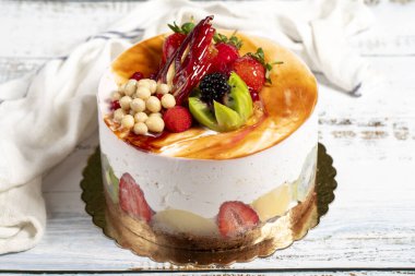 Meyveli kek. Beyaz arka planda taze meyveli doğum günü pastası