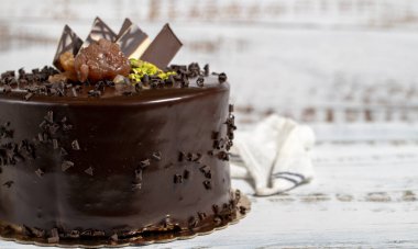 Doğum günü pastası. Beyaz arka planda çikolatalı ve kremalı pasta. Uzayı kopyala Metin için boş boşluk