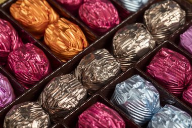 Paketli çikolata. Beyaz arka planda lüks çikolata. Kapat.