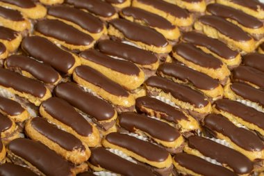 Ekmek keki. Çikolata ve kremalı pasta.