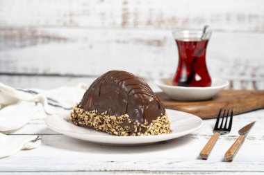 Çikolata ve muzlu pasta. Ahşap arka planda Malaga keki. Büyük çikolatalı ekler. Kapat.