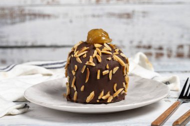 Çikolatalı pasta. Kestaneli kek, badem ve çikolata ahşap arka planda.