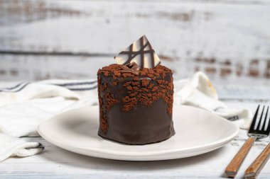 - Pasta. Beyaz arka planda çikolatalı pasta.