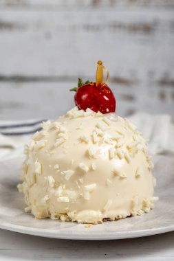 Çilekli kek. Beyaz arka planda çikolatalı pasta. Kapat.