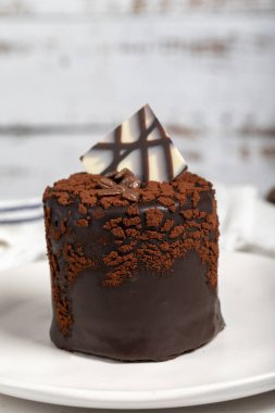 - Pasta. Beyaz arka planda çikolatalı pasta. Kapat.