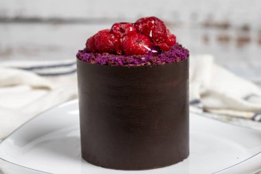 Meyveli kek. Beyaz arka planda çikolatalı pasta. Kapat.