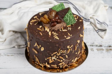 Fıstıklı doğum günü pastası. Beyaz arka planda çikolata ve şam fıstıklı kek.