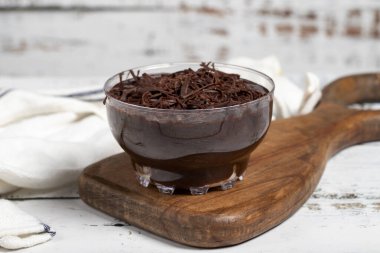 Supabangle tatlısı. Lezzetli süper tatlı mı yoksa beyaz arka planda çikolatalı puding mi?