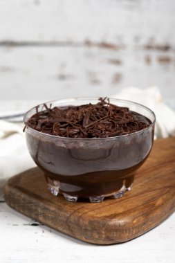 Supabangle tatlısı. Lezzetli bir tatlı ya da beyaz arka planda çikolatalı puding. Kapat.