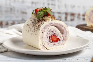 Çilekli pasta. Beyaz arka planda çilekli kek. Kapat.