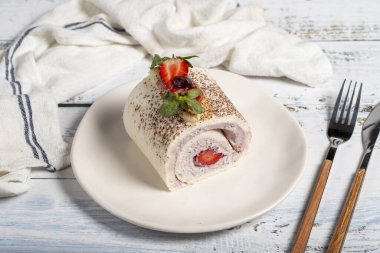 Çilekli pasta. Beyaz arka planda çilekli kek.