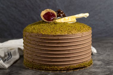 Fıstıklı doğum günü pastası. Çilekli ve şam fıstıklı kek.