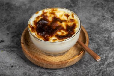 Sütlaç tatlısı. Koyu arkaplanda sütlaç. Kapat.