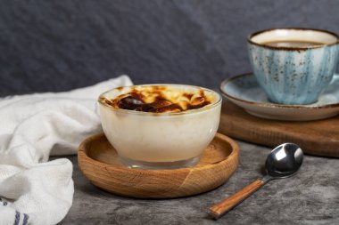 Sütlaç tatlısı. Koyu arkaplanda sütlaç