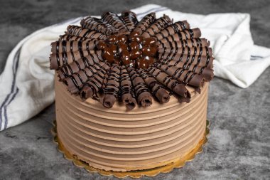 Çikolatalı ve kremalı pasta. Koyu arkaplanda doğum günü pastası