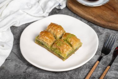 Fıstıklı baklava. Karanlık bir arka planda fıstıklı baklava. Türk mutfağı aromalı