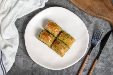 Fıstıklı baklava. Karanlık bir arka planda fıstıklı baklava. Türk mutfağı aromalı. Üst görünüm