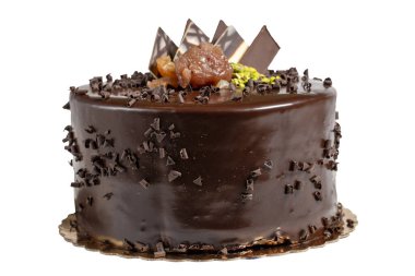 Doğum günü pastası. Beyaz arka planda izole edilmiş çikolatalı ve kremalı pasta..