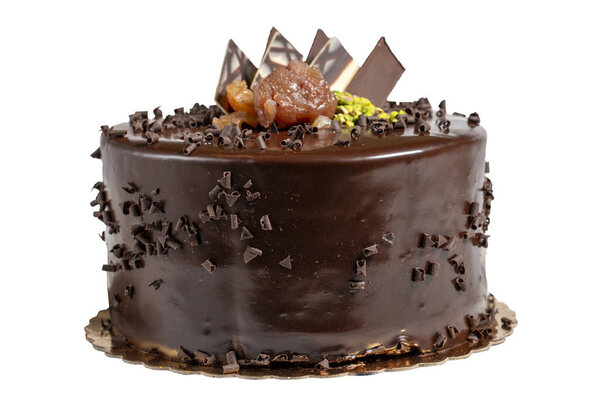 Торт на день рождения. Шоколадный и кремовый торт на белом фоне.