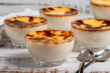 Beyaz ahşap arka planda sütlaç. Geleneksel Türk mutfağı tatları. Ramazan tatlısı. Yerel adı sutlac