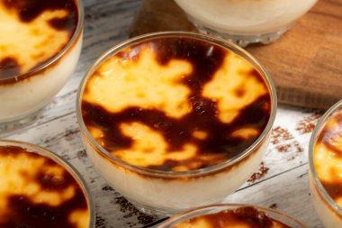 Beyaz ahşap arka planda sütlaç. Geleneksel Türk mutfağı tatları. Ramazan tatlısı. Yerel adı sutlac