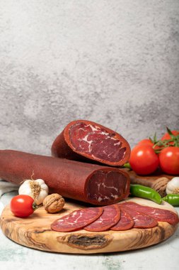 Türk pastırması. Geleneksel Türk mutfağı tatları. Kesme tahtasındaki pastırma dilimleri. Yerel isim sivas pastirma