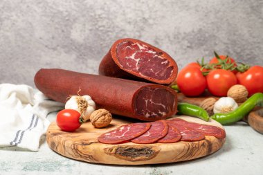 Türk pastırması. Geleneksel Türk mutfağı tatları. Kesme tahtasındaki pastırma dilimleri. Yerel isim sivas pastirma