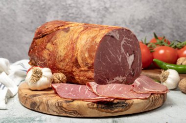 Füme pirzola. Kesme tahtasında nefis soğuk füme pirzola. Kapat.