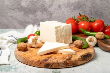 Tam yağlı inek peyniri. Kesme tahtasında taze inek peyniri